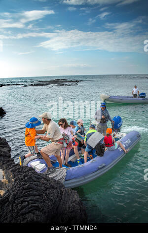 GALAPAGOS, Ecuador, Personen in Punta Moreno auf einem schäbigen Boot von M/C Ocean Spray Kopf Stockfoto
