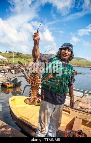 osterinsel, CHILE, Isla de Pascua, Rapa Nui, Javier Benites zeigt seinen Fang, einen großen Hummer Stockfoto