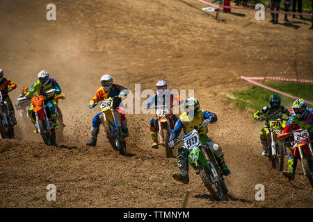 Lemberg, Ukraine - 12. Mai 2019: Open Cup von Lemberg auf der Motocross Strecke Mayorovka. Unbekannt Motorrad Rennfahrer überwinden die Spur im Kampf für die Stockfoto