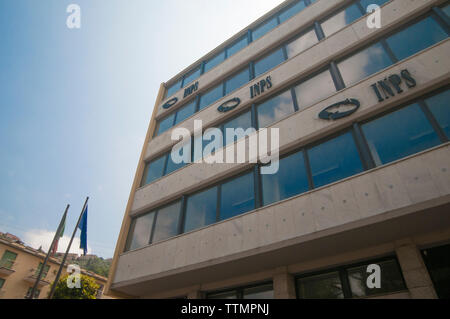 CARRARA, Italien - 16. Juni 2019: Das Gebäude der INPS-Hauptquartier, die Landesanstalt für soziale Sicherheit, die sich mit Renten- und c Stockfoto