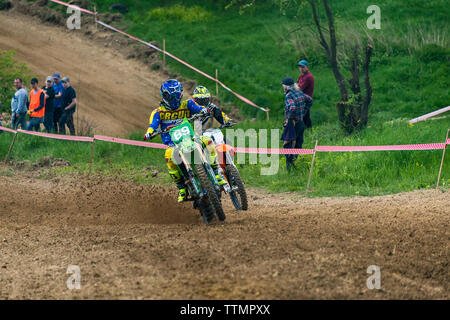 Lemberg, Ukraine - 12. Mai 2019: Open Cup von Lemberg auf der Motocross Strecke Mayorovka. Unbekannt Motorrad Rennfahrer überwinden die Spur im Kampf für die Stockfoto