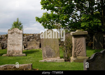 Grabsteine auf dem Friedhof von Lindisfarne Priory auf Holy Island Stockfoto