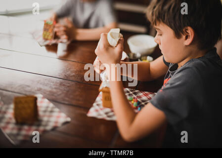 Overhead shot der Boy, i-Tüpfelchen Lebkuchenhaus. Stockfoto