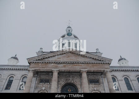 Nahaufnahme Vorderansicht des Rathauses in Kingston, Ontario an einem verschneiten Tag. Stockfoto
