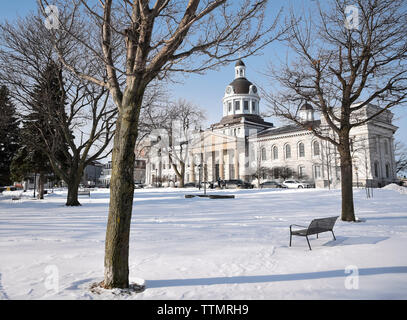 Kalkstein Rathaus Gebäude in Kingston, Ontario an einem Wintertag. Stockfoto