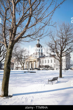 Kalkstein Rathaus Gebäude in Kingston, Ontario an einem Wintertag. Stockfoto