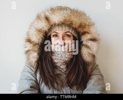 Portrait von Frau im Winter Kleidung gegen weißen Hintergrund. Stockfoto
