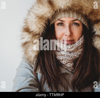 Nahaufnahme von Frau Winter Kleidung gegen weißen Hintergrund. Stockfoto
