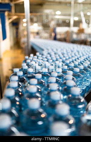 Close-up von Wasserflaschen auf Transportband in der Industrie Stockfoto