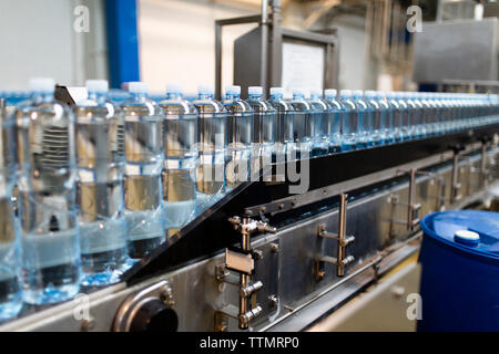 In der Nähe von Wasserflaschen in Reihe auf Nahrungsmittel- Anlage im Werk Stockfoto