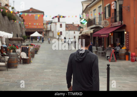 Rückansicht des Menschen stehen auf Wanderweg in Markt Stadt Stockfoto