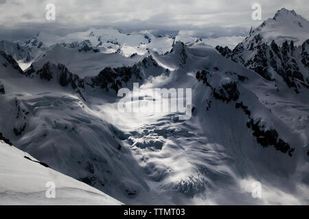 Alaskan Landschaft mit schneebedeckten Bergen Stockfoto