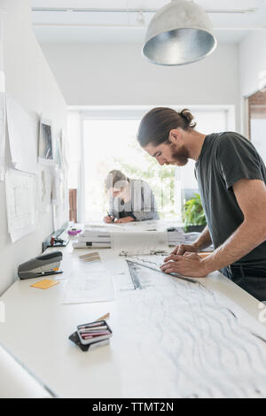 Künstler Sketche im Büro Stockfoto