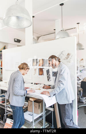 Architekten Analyse Blueprints im Büro Stockfoto