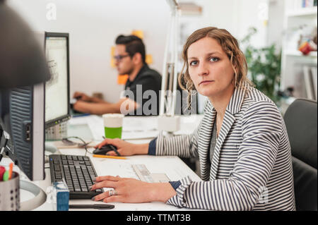 Portrait von weiblichen professionellen mit Kollegen im Büro Stockfoto