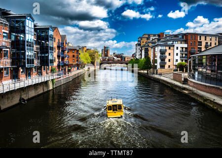 Des Flusses Aire in Leeds, Yorkshire. Sammlung von Farbe + schwarz-weiß Bilder Stockfoto