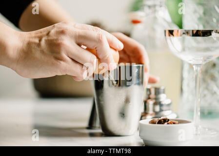 7/8 Bild der Frau, die Ei Stockfoto