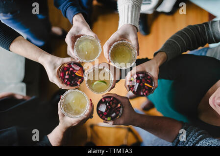 Ansicht von oben der Freunde toasten Getränke während der Veranstaltung zu Hause Stockfoto