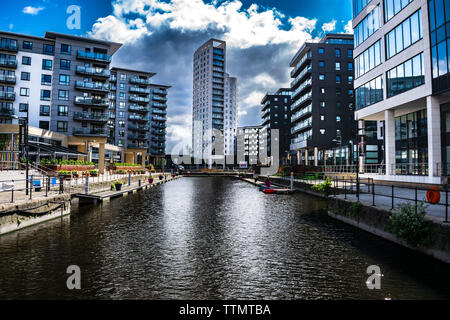 Des Flusses Aire in Leeds, Yorkshire. Sammlung von Farbe + schwarz-weiß Bilder Stockfoto