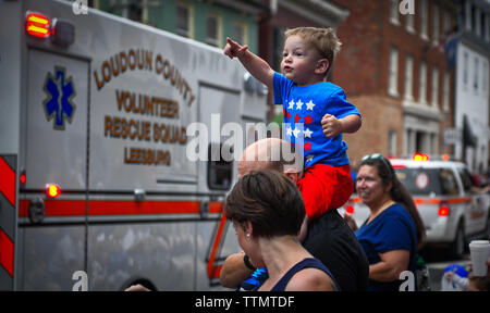UNITED STATES - Juli 4, 2016: Jaimson Hinkle, 20-Monate alten Punkte wie die löschfahrzeuge Ansatz während der Independence Day Parade in Leesburg, Virginia Stockfoto