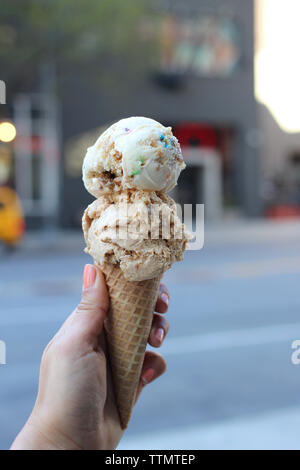 7/8 Hand der Frau mit Eis Stockfoto