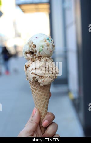 7/8 Hand der Frau mit Eis Stockfoto