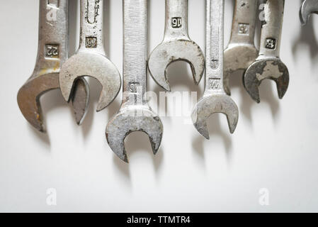 Close-up Schraubenschlüssel an den weißen Wand in der Werkstatt Stockfoto