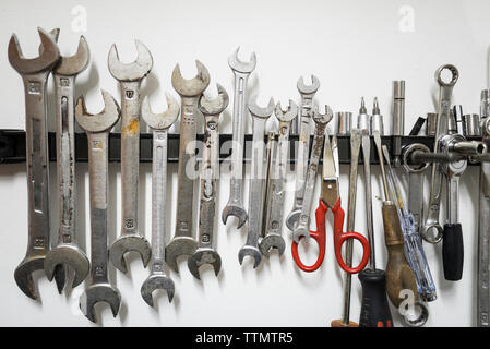 Nahaufnahme der Werkzeuge am Magneten in der Werkstatt Stockfoto