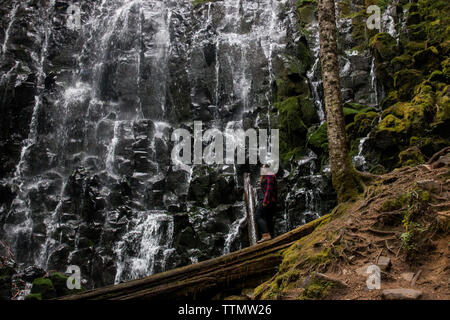 Seitenansicht der Frau, die von Ramona fällt im Wald Stockfoto