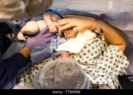 Hohe Betrachtungswinkel von Mutter und Neugeborenes im Krankenhaus Stockfoto