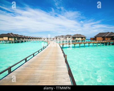 Nord Male Atoll, Malediven - 12. Juli 2018: Schöne Landschaft über Wasser Villen in Luxus Hotel, Malediven Insel Stockfoto