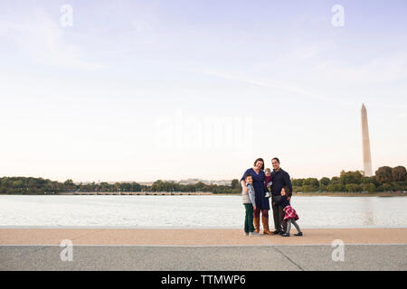 Portrait von Eltern mit Kindern auf Wanderweg am See gegen Himmel bei Sonnenuntergang Stockfoto