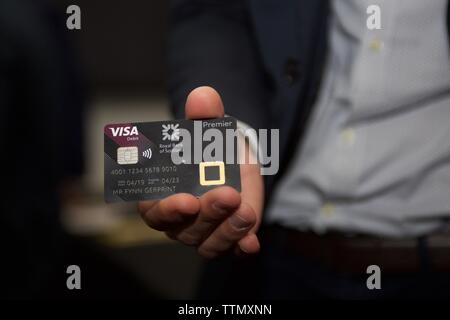 Edinburgh, UK, 25. April, 2019: eine Kreditkarte mit Fingerprint Technologie ist durch die königliche Bank von Schottland eingeführt. Credit: Terry Murden, Alamy Stockfoto