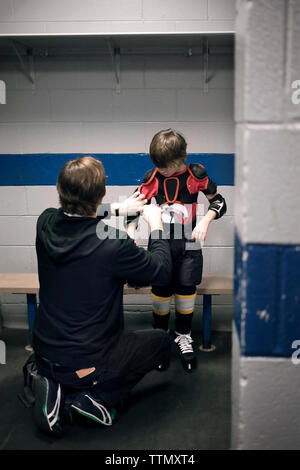 Vater, Sohn mit Eishockey einheitliche Stockfoto