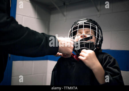 Vater, Sohn mit Eishockey Helm Stockfoto