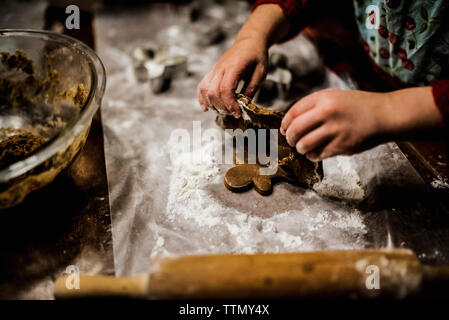 Hohe Betrachtungswinkel von Mädchen Vorbereitung Gingerbread Man Stockfoto