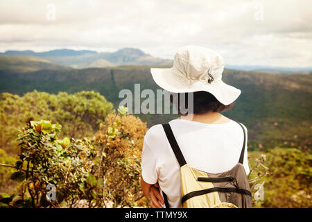 Ältere Wanderer am Valley suchen Stockfoto