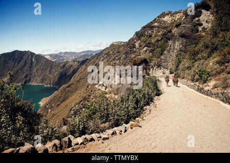 Mountain Road im sonnigen Tag Stockfoto