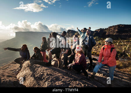 Gruppe der fröhliche Wanderer auf einem Berg Stockfoto