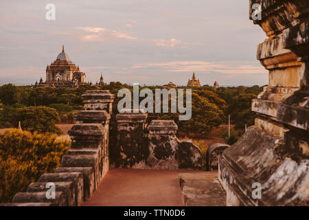 Mitte der Abstand der Thatbyinnyu Tempel gegen bewölkter Himmel bei Sonnenuntergang Stockfoto