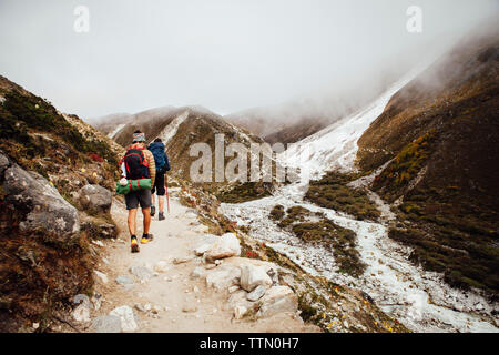 Ansicht der Rückseite des Freunde mit Rucksäcke wandern in Sagarmatha National Park während der nebligen Wetter Stockfoto