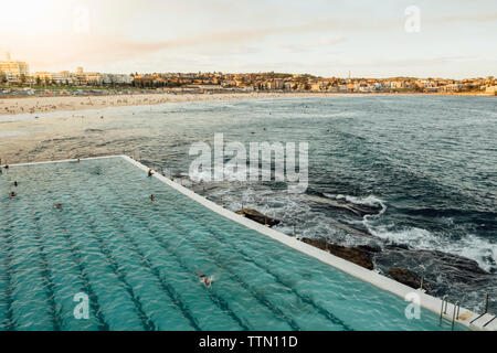 Luftaufnahme von Menschen schwimmen im Infinity-pool am Bondi Beach Stockfoto