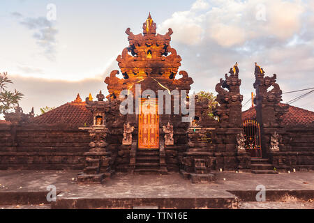 Schönen Sonnenuntergang im Süden von Bali, an jeder Ecke der Insel gibt es einen hinduistischen Tempel Stockfoto