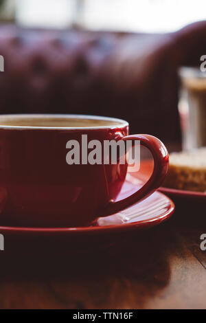 Nahaufnahme von roten Kaffeetasse auf dem Tisch im Cafe Stockfoto