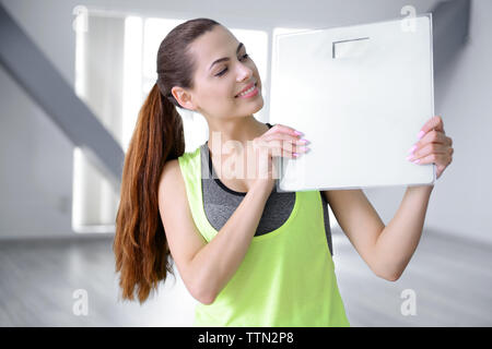 Schöne Mädchen mit Skalen auf unscharfen Hintergrund Stockfoto