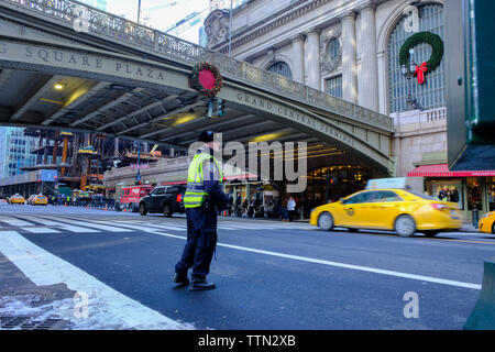 Dezember 2017 - ein New York Police Department Officer leitet Datenverkehr vor der Grand Central Station, New York, USA Stockfoto