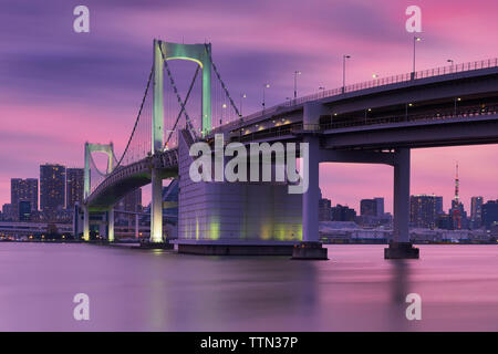 Rainbow Bridge und Tokyo Tower gegen Himmel bei Sonnenuntergang Stockfoto