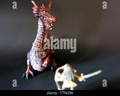 Menschlichen weiblichen Druid kämpfende Drachen, Dungeons & Dragons Rollenspiel. Stockfoto