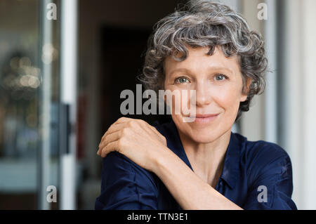 Portrait von zuversichtlich, reife Frau zu Hause Stockfoto