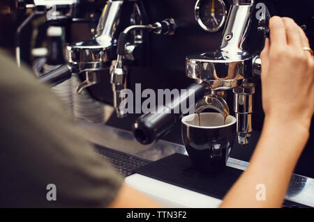 Zugeschnittenes Bild von Barista die Zubereitung von Kaffee im Cafe Stockfoto